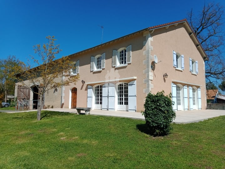 Vente Maison de caractère - 7 pièce(s) - 180m2 - Chasseneuil Du Poitou (86360)