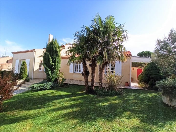Vente Maison - 6 pièce(s) - 188m2 - Pons (17800)